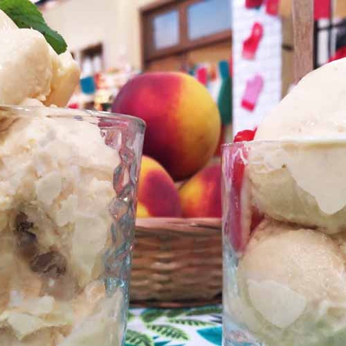 Helado casero de duraznos y leche condensada