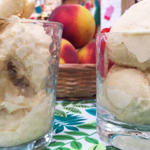 Helado casero de duraznos y leche condensada