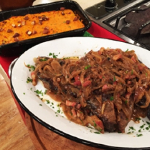 Hígado encebollado al cognac con puré de calabaza gratinado