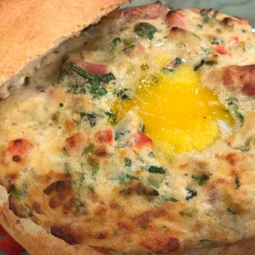 Huevos Napoleón con salteado de panceta en pan campestre