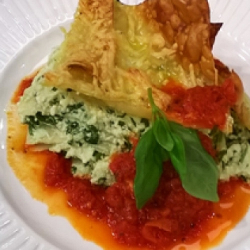 Lasagna de espinaca y ricota con salsa de albahaca