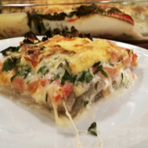 Lasagna de pencas, tomates y salsa blanca