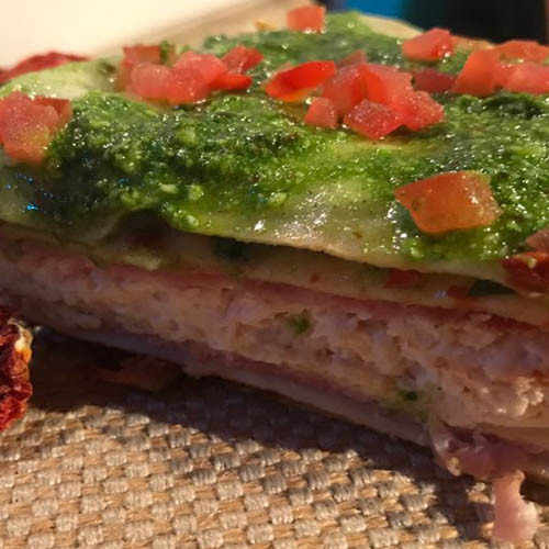 Lasagna fría de pollo, jamón y palta