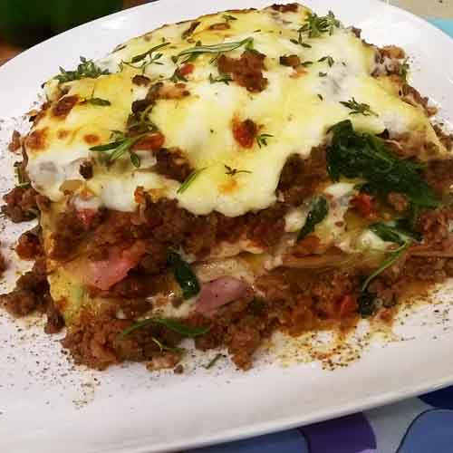 Lasagna rápida de espinaca, bolognesa y queso