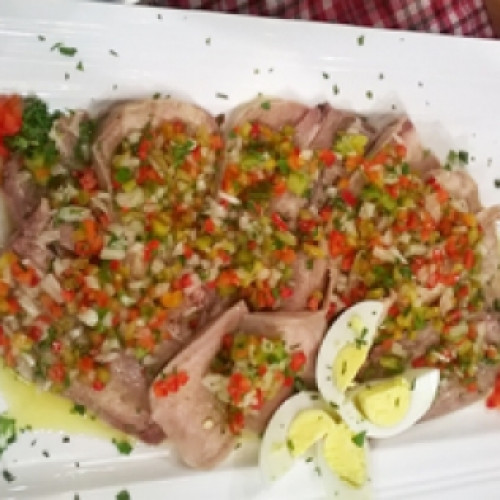 Lengua a la vinagreta con huevo duro y perejil