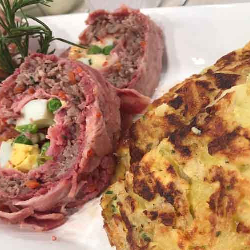 Lingote de panceta relleno de carne rellena con mil hojas de papa