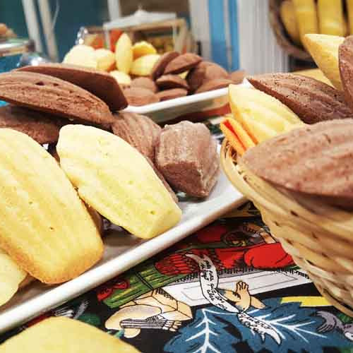 Madeleines de vainilla bañadas en chocolate