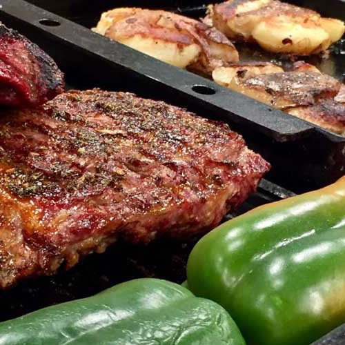 Marucha al chimichurri a la parilla con papas aplastadas