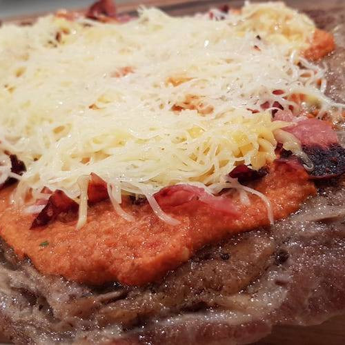 Matambre con cubierta de tomates y pasta de morrones