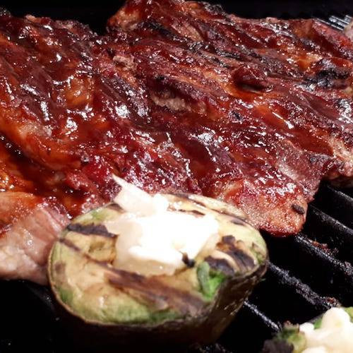 Matambre de bondiola a la barbacoa con paltas parrilleras