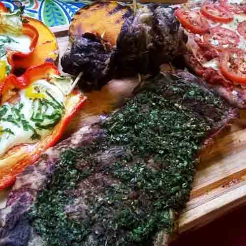 Matambre tiernizado a la pizza, bife americano y entraña rellena a la parrilla