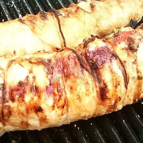 Matambrito de cerdo arrollado con crepín a la parrilla con batatas rosti