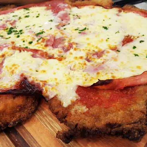 Milanesa napolitana gigante con batatas fritas