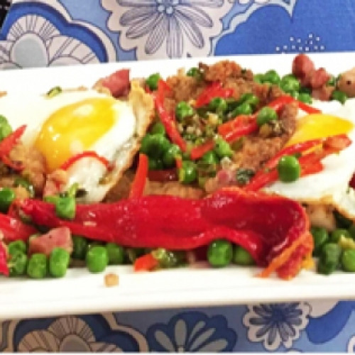 Milanesa rellena con ensalada de papas y palmitos y milanesa a la riojana