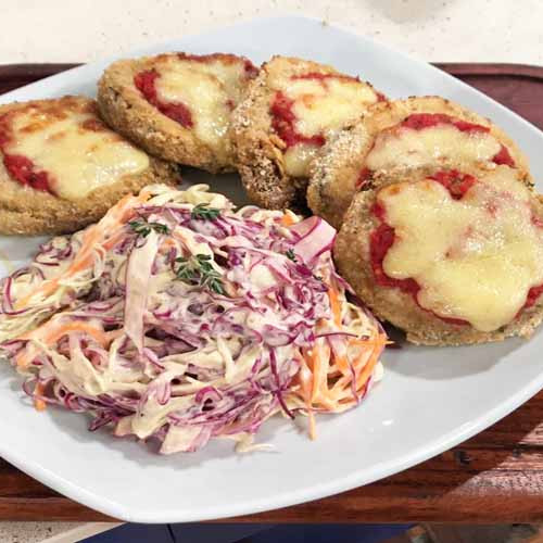 Milanesas de berenjenas mediterráneas con ensalada al vino