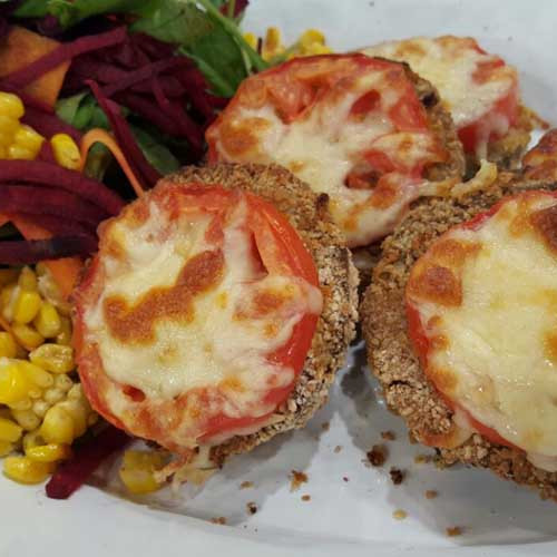 Milanesas de berenjenas redondas con ensalada de choclo, rúcula y zanahoria