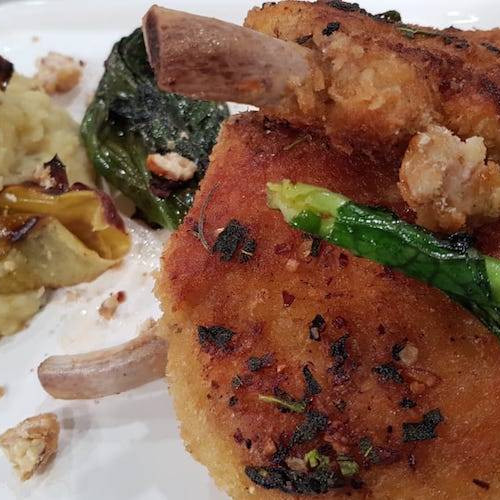 Milanesas de cerdo con hueso con puré de batatas y manzanas