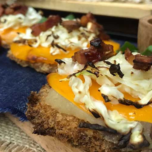 Milanesas de cerdo y carne con cubierta de puré, cheddar y panceta y de tomate y albahaca