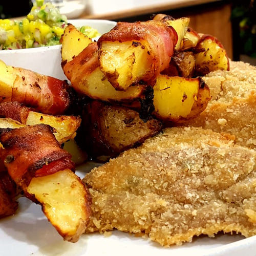 Milanesas de molleja con papas envueltas en panceta