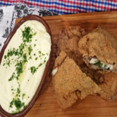 Milanesas rellenas de verdeo y queso con puré a la mozzarella