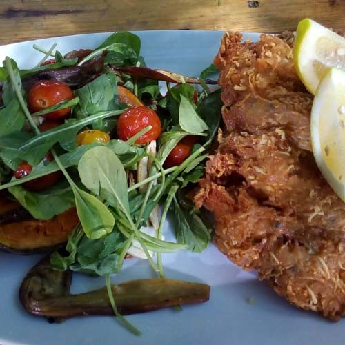 Milanesas soufflé rebozadas con ensalada de vegetales