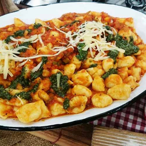 Ñoquis de papa y queso con salsa de tomate y pesto