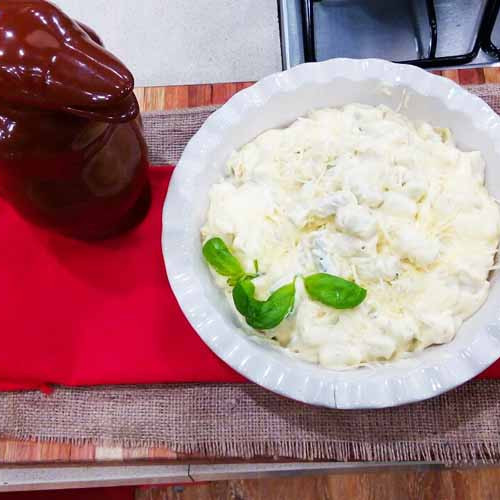 Ñoquis bomba de albahaca con salsa mornay