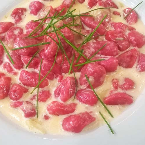 Ñoquis de remolacha con crema de queso y ciboullete