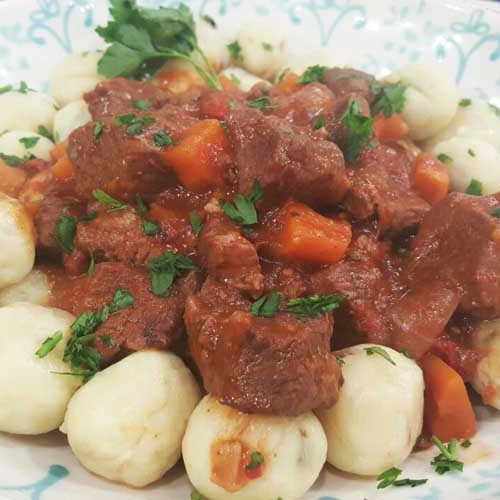 Ñoquis rellenos con estofado de ternera en 5 pasos