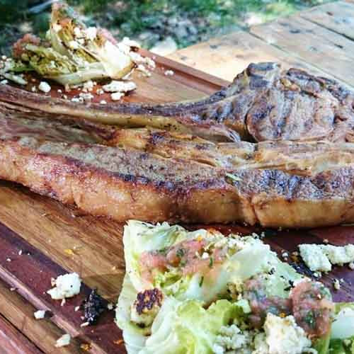 Ojo de bife con costilla a la parrilla con lechuga asada y ensalada de ricota