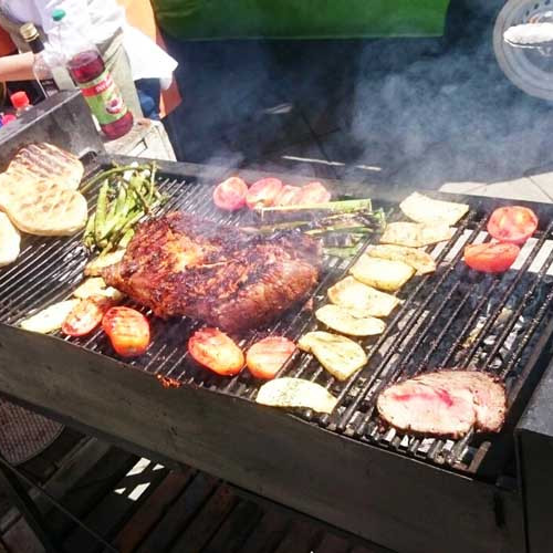 Ojo de bife picante con pan y vegetales a la parrilla y ensalada fresca