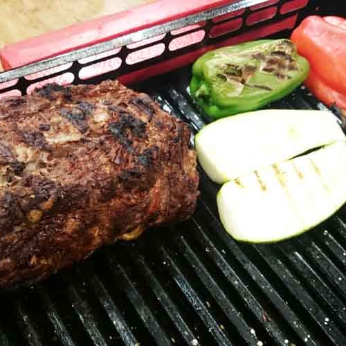 Ojo de bife relleno especiado con papas cubo y salteado de hongos a la crema