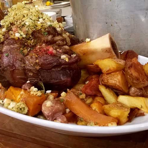 Ossobuco al vino tinto a la cacerola con papas fritas