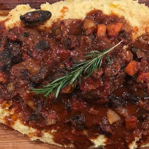 Ossobuco con hongos con polenta a la tabla