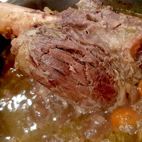 Ossobuco entero  con vegetales a la cacerola