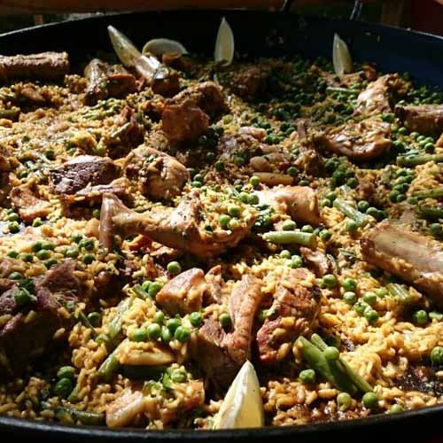 Paella de pechito, conejo y panceta por Borja Blázquez