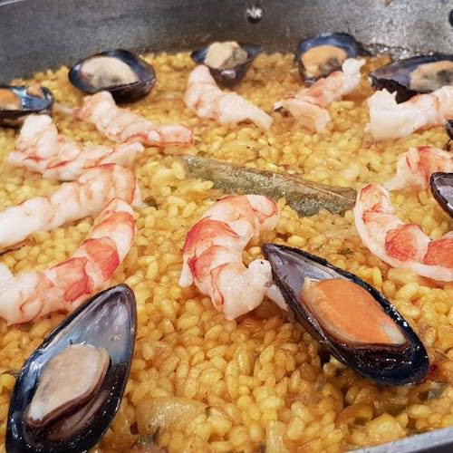 Paella de pescados y mariscos económicos