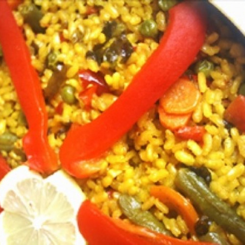 Paella de vegetales con albóndigas