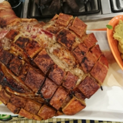 Paleta de cerdo laqueada con puré de batatas