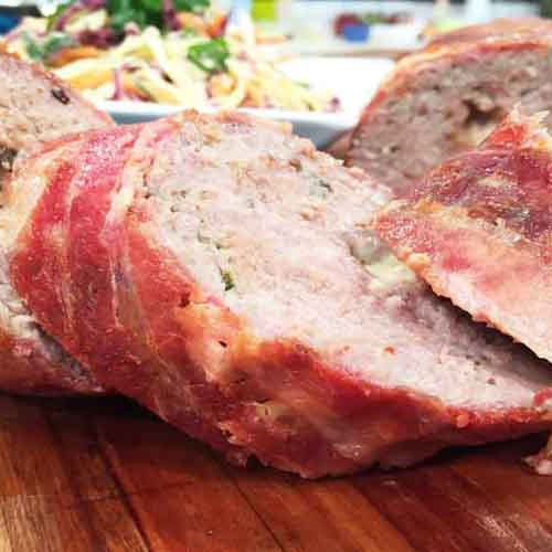 Pan de bondiola relleno con queso y envuelto en panceta