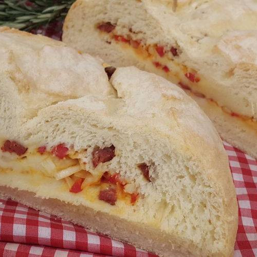 Pan de campo al pimentón relleno