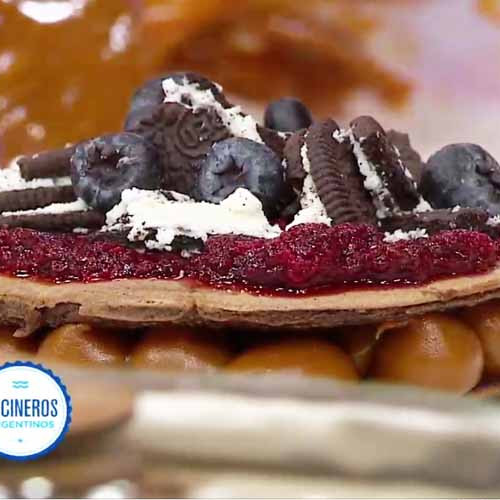 Pancakes de chocolate rellenos con dulce de leche y frutos rojos