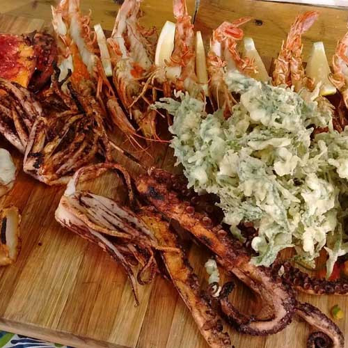 Parrillada de mar y tempura de salicornias