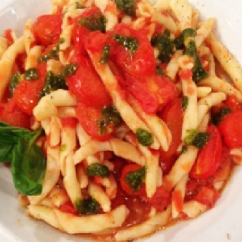 Pasta al fierrito con salsa de albahaca