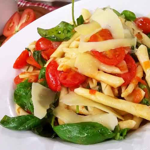 Pasta al fierrito con salsa mediterránea