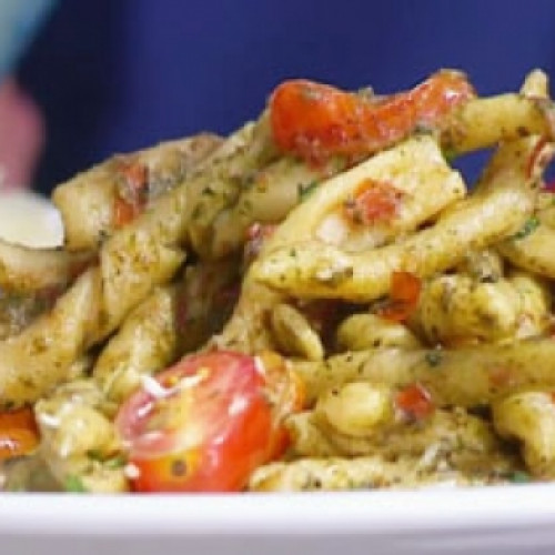 Pasta al fierrito con salsa natural y pesto de rúcula