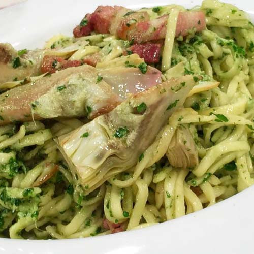 Pasta con pesto de alcauciles