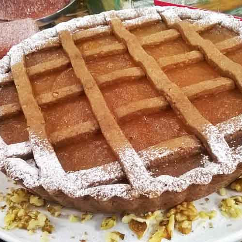 Pastafrola de dulce de membrillo casero en masa de nuez