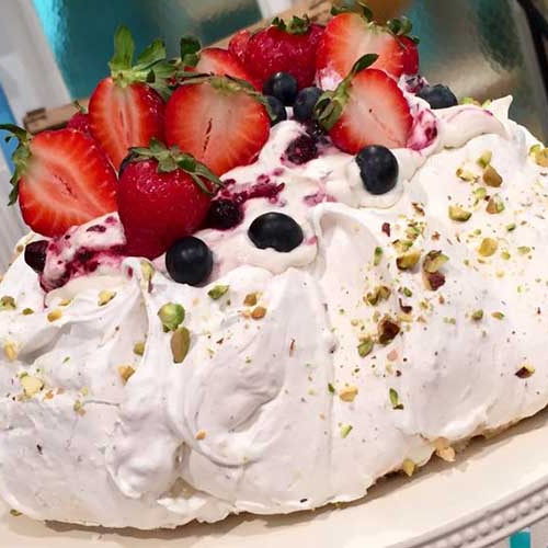 Pavlova con crema de arándanos y frutas frescas