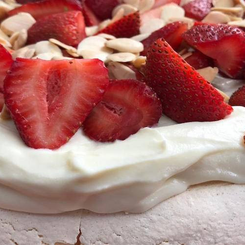 Pavlova de chocolate blanco y yogur